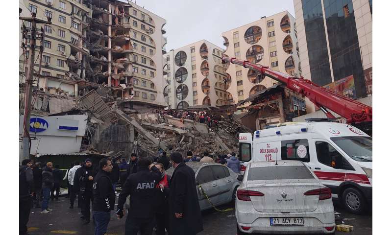 Powerful quake kills at least 640 people in Turkey, Syria