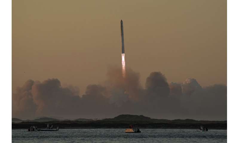 SpaceX launches its giant new rocket but a pair of explosions ends the second test flight