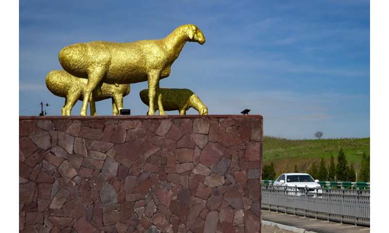 A monument to Hissar sheep stands on the road to the Hissar valley