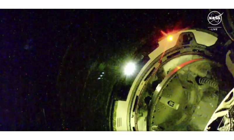 La capsule d'astronaute de Boeing arrive à la station spatiale après un problème de propulseur
