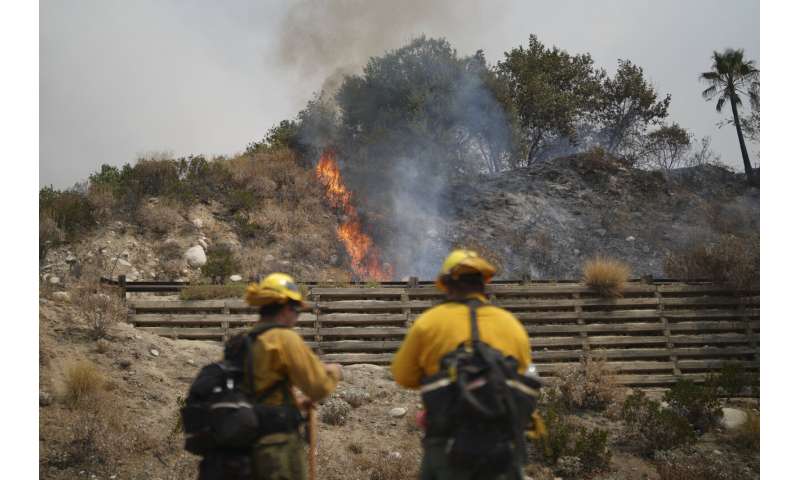 Evakuierungen werden angeordnet, da in den Ausläufern des National Forest östlich von Los Angeles ein Waldbrand wütet