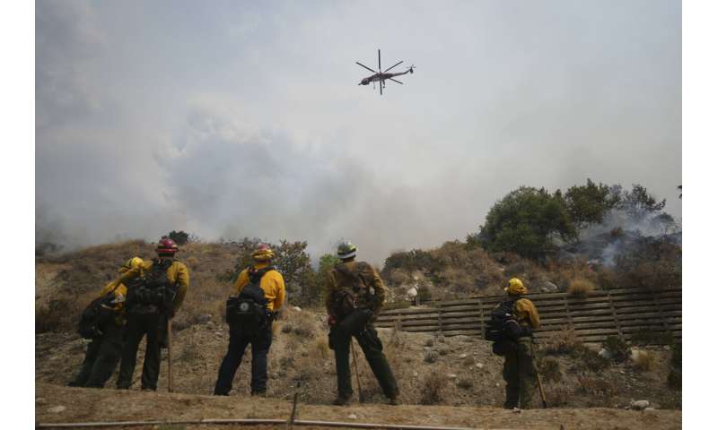 Evakuierungen werden angeordnet, da in den Ausläufern des National Forest östlich von Los Angeles ein Waldbrand wütet