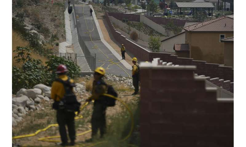 Evakuierungen werden angeordnet, da in den Ausläufern des National Forest östlich von Los Angeles ein Waldbrand wütet