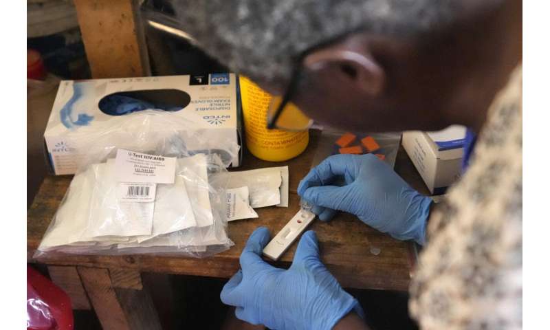 在南非，传统医士加入抗击艾滋病毒的行列。农村地区对艾滋病的歧视仍然很严重
