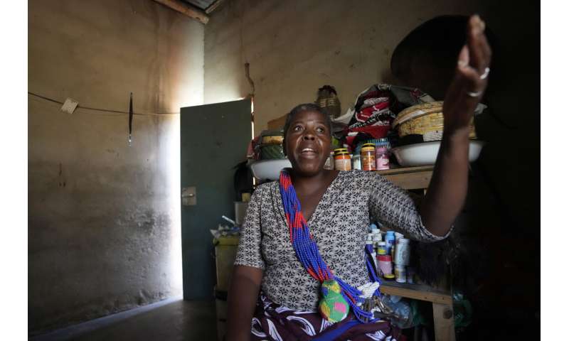 En Sudáfrica, los curanderos tradicionales se unen a la lucha contra el VIH.  El estigma sigue siendo alto en las zonas rurales