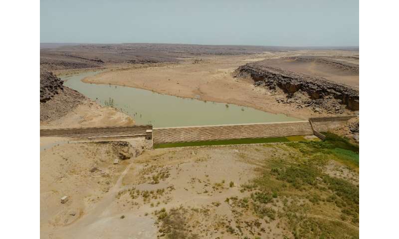 The Seguelil Dam permanently irrigates the surrounding oasis