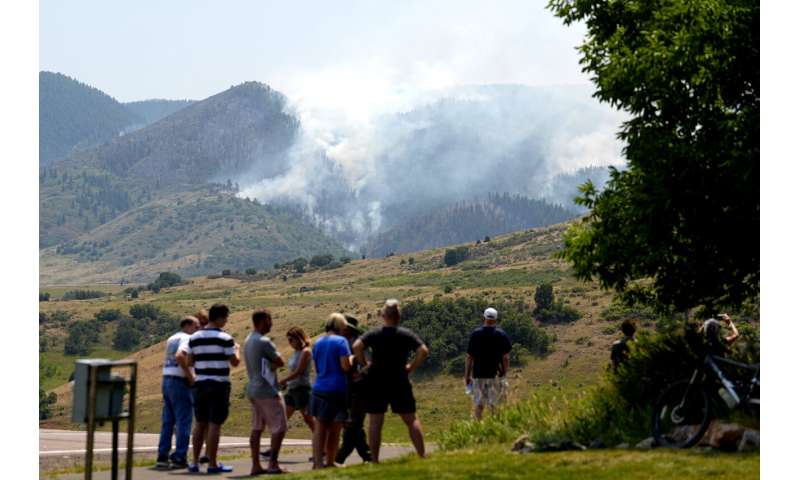 Los incendios forestales invaden viviendas cerca de Denver mientras el calor dificulta la lucha