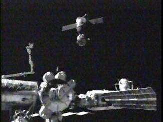 Expedition 11 redocks Soyuz