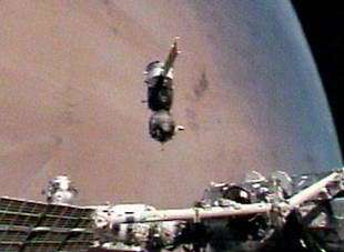 ISS Exp 12 moved Soyuz spacecraft
