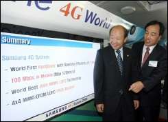 Samsung\'s telecom network business president Lee Ki-Tae (R) explains the company\'s new fourth-generation (4G) mobile technolog