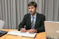 UAB professor Jordi Roig de Zárate, with the new keyboard.