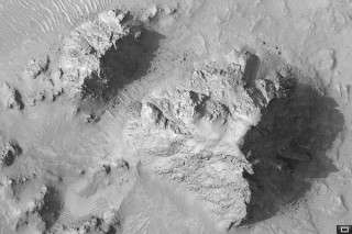 HiRISE Camera Shows Mojave Crater Peak is High and Dry