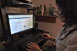 A Cuban student sets up a blog at home