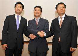 eBay's Jae Lee (centre), shakes hands with executives Park Joo-man (left) and Ku Young-Bae