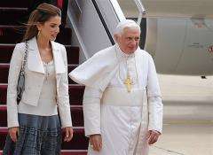 Jordan's Queen Rania, wife of King Abdullah II, greets Pope Benedict XVI (R) upon his arrival