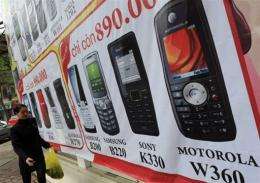 Mobile telephone sales inched up 0.1 percent in the third quarter