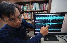 Scientist Wu Yi-min explains seismotic curves