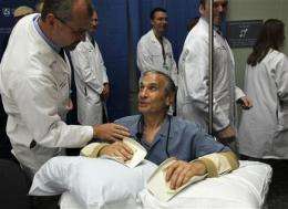 Boston hospital performs double hand transplant (AP)