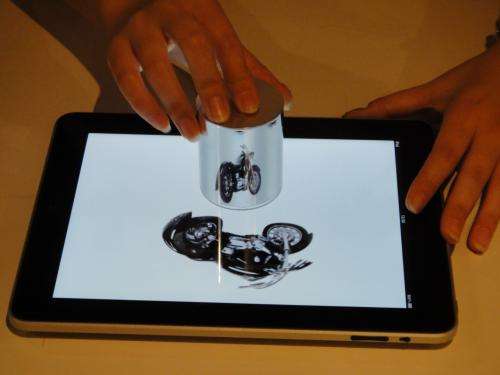 Researchers showcase cylindrical mirror on iPad  