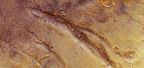 Mars Express sees deep fractures on Mars
