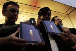 Apple fans reach for Jobs' devices to mourn him (AP)