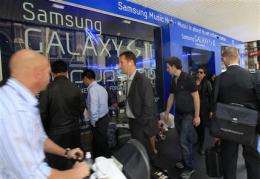 Australian court bans sales of Samsung tablet (AP)