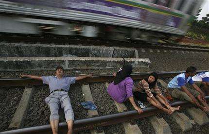 Desperate, sick Indonesians use railroad 'therapy' (AP)