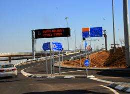 Dynamic toll for smooth-flowing traffic