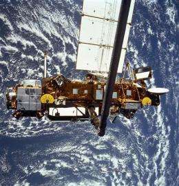 Falling satellite slows down, Earth strike delayed (AP)