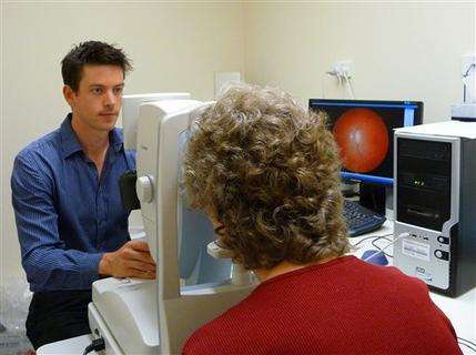 Falls, eye test may give clues to Alzheimer's (AP)