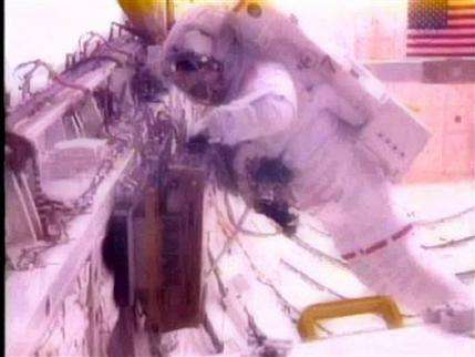 Glitch makes NASA cut short Endeavour spacewalk (AP)
