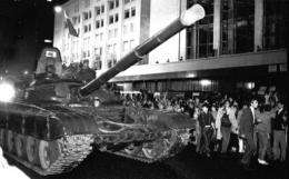 Soviet Army tanks drive towards the Russian White House in central Moscow early on August 20, 1991