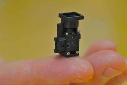 Stanford group creates miniature self-contained fluorescence microscope
