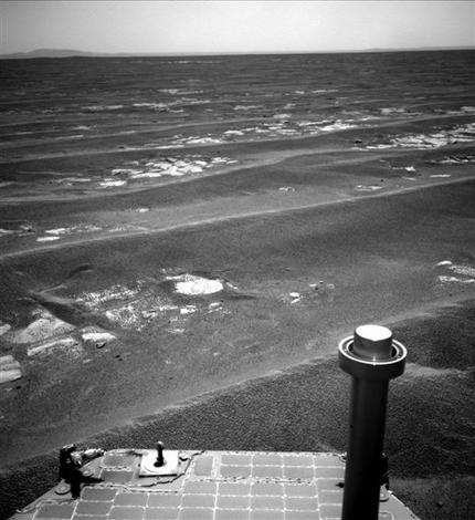 Surviving NASA rover nears rim of Martian crater (AP)