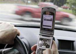 US urges ban on texting, talking while driving (AP)