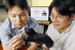 Wearable device that vibrates fingertip could improve one's sense of touch