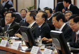 China's Prime Minister Wen Jiabao (C) sits with China's Minister of Commerce Chen Deming (2ndR) and Zhou Xiaochuan (R)
