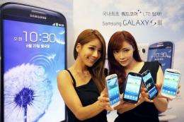 Models display the Samsung Galaxy S3