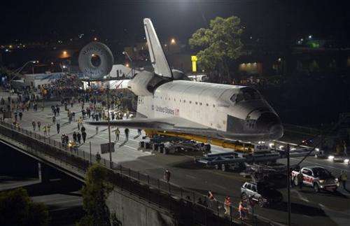 Shuttle passes obstacle, heads toward LA museum