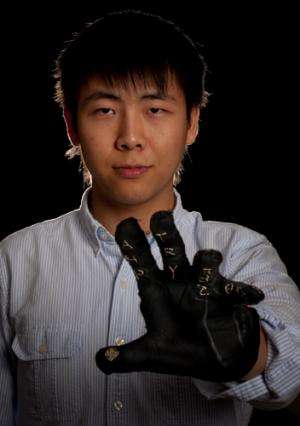 UAHuntsville students hope glove keyboard will revolutionize use of devices with one hand