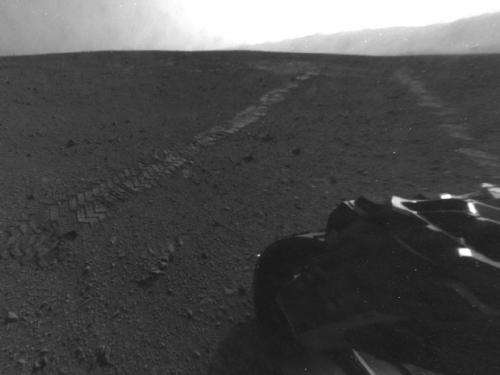 Curiosity rover begins eastbound trek on martian surface
