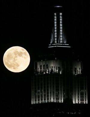 Empire State Building surprises NY with new lights