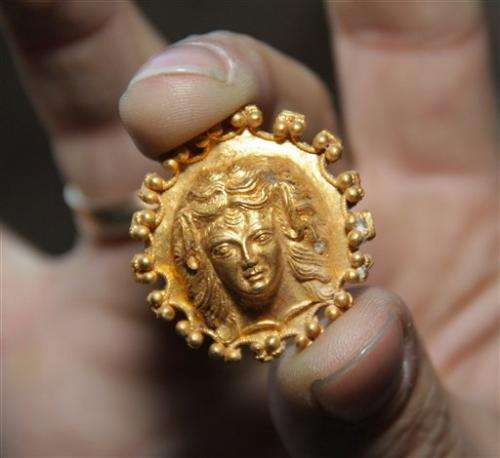 Archaeologists discover Thracian golden jewelry