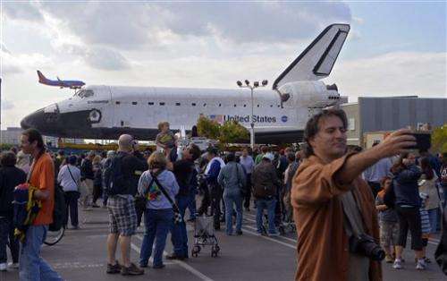 Shuttle passes obstacle, heads toward LA museum