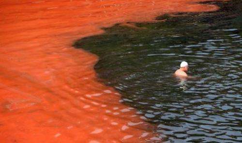 A huge red algal bloom along vast stretches of southeastern Australia's coastline has resulted in beaches being closed