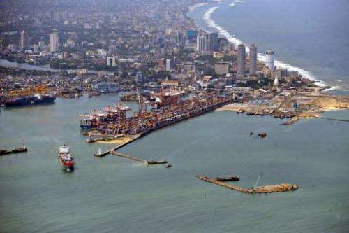 A patch of oil reached the coast of Wellawatte in Colombo, the coast conservation department said