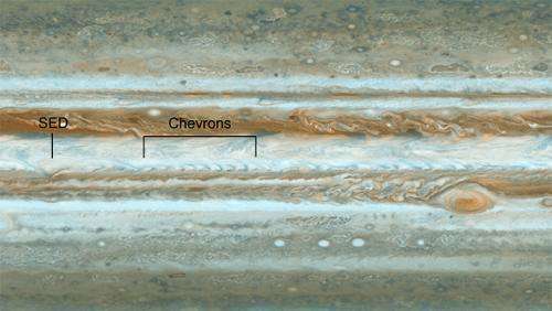 Cassini spies wave rattling jet stream on Jupiter