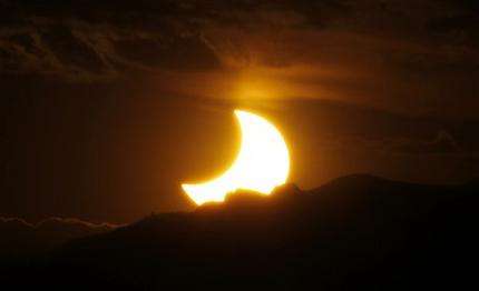 Eclipse crosses Asia, US: Millions look skyward (AP)