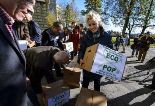 Ecopop delivers signatures to the Swiss chancelory
