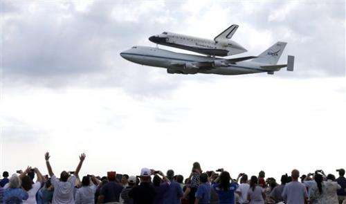 Endeavour leaves Houston for new home in Calif.